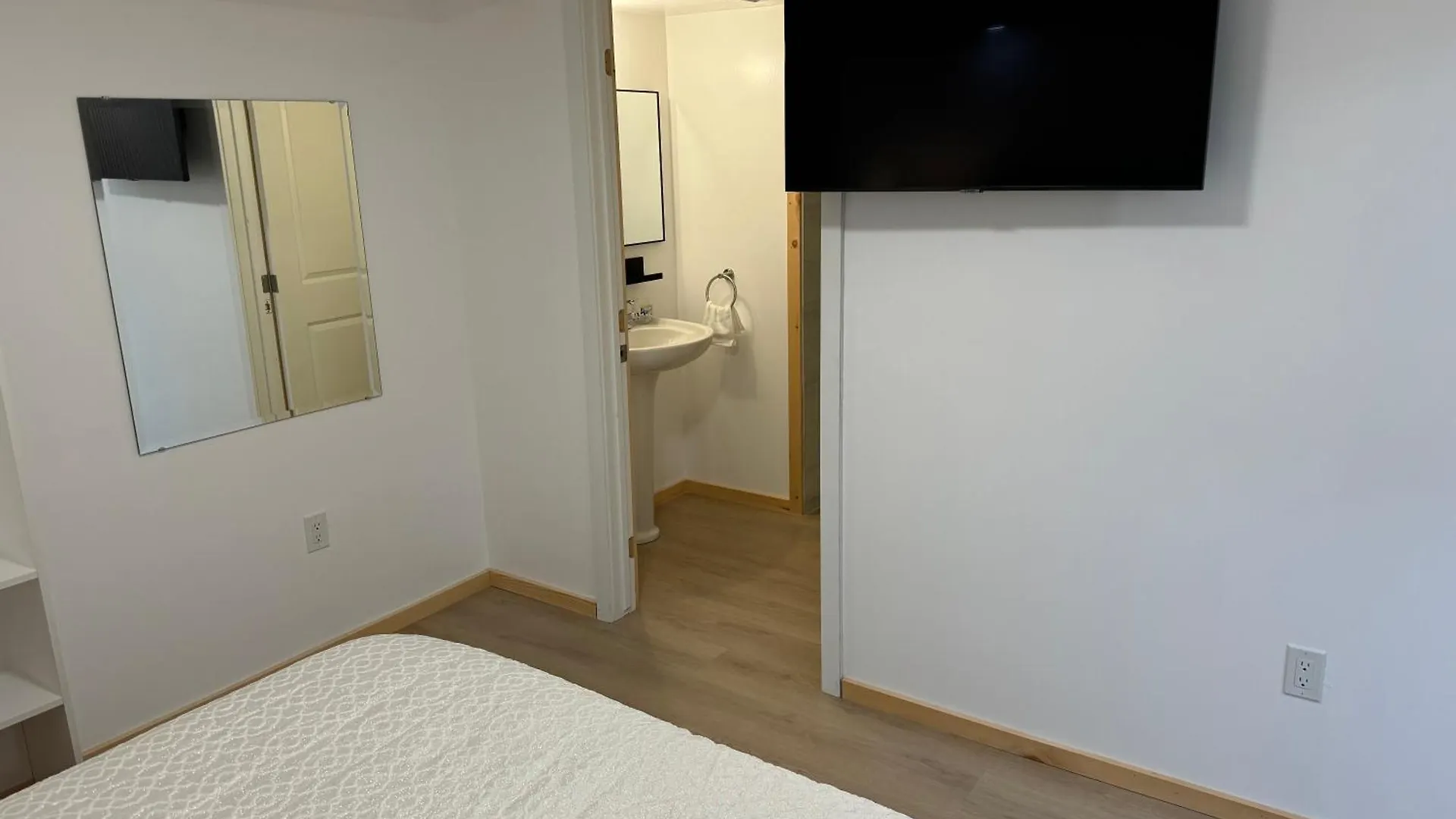 Private Entrance, Private Bathroom, Bedroom And Workspace Ottawa Canada