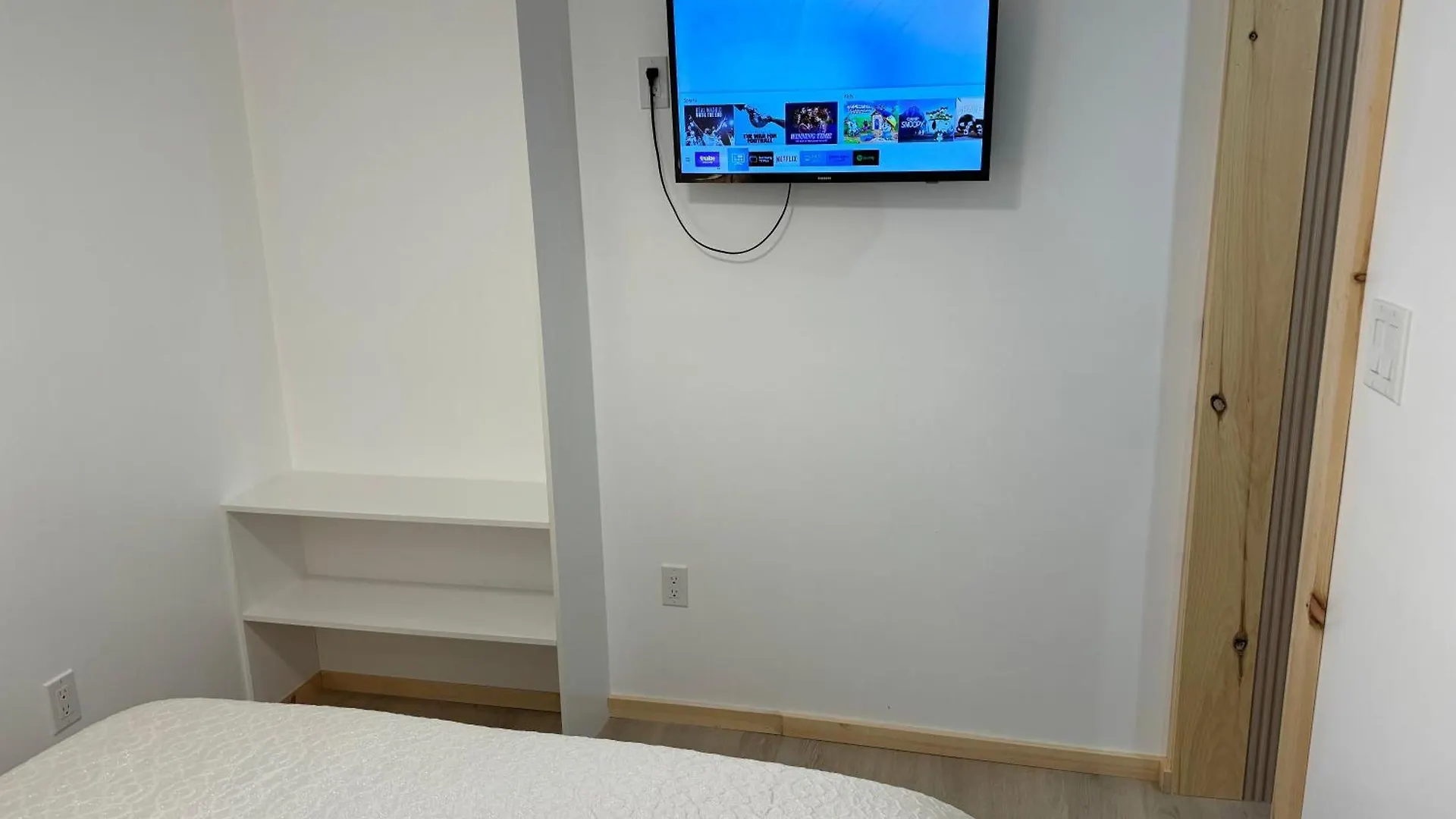 Private Entrance, Private Bathroom, Bedroom And Workspace Ottawa Apartment